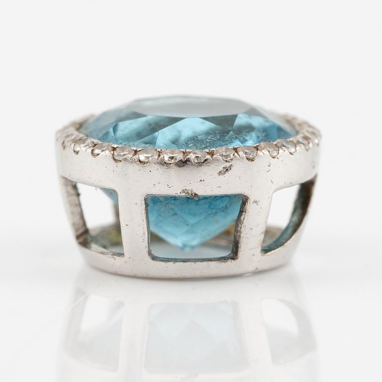 Hänge, 18K vitguld med topas och små åttkantslipade diamanter.