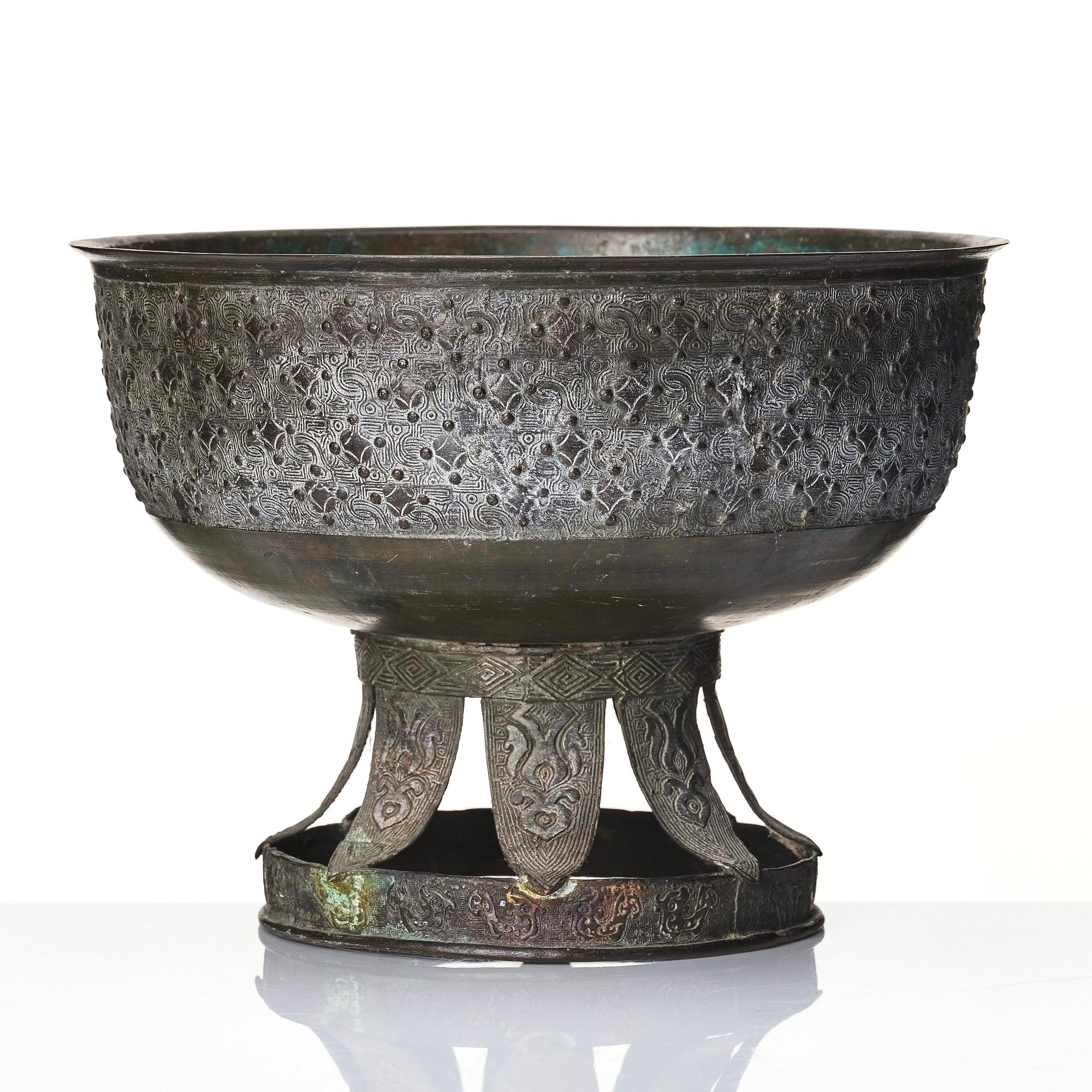 A Japanese bronze censer/vessel, Edo Period (1603-1868).