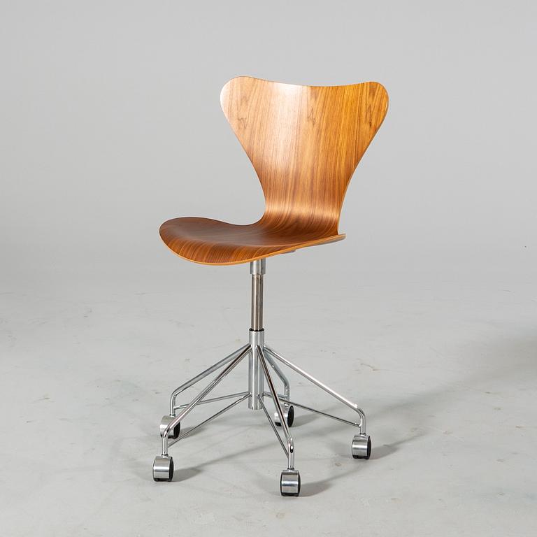 An Arne Jacobsen "Sjuan" office chair from Fritz Hansen 2020.