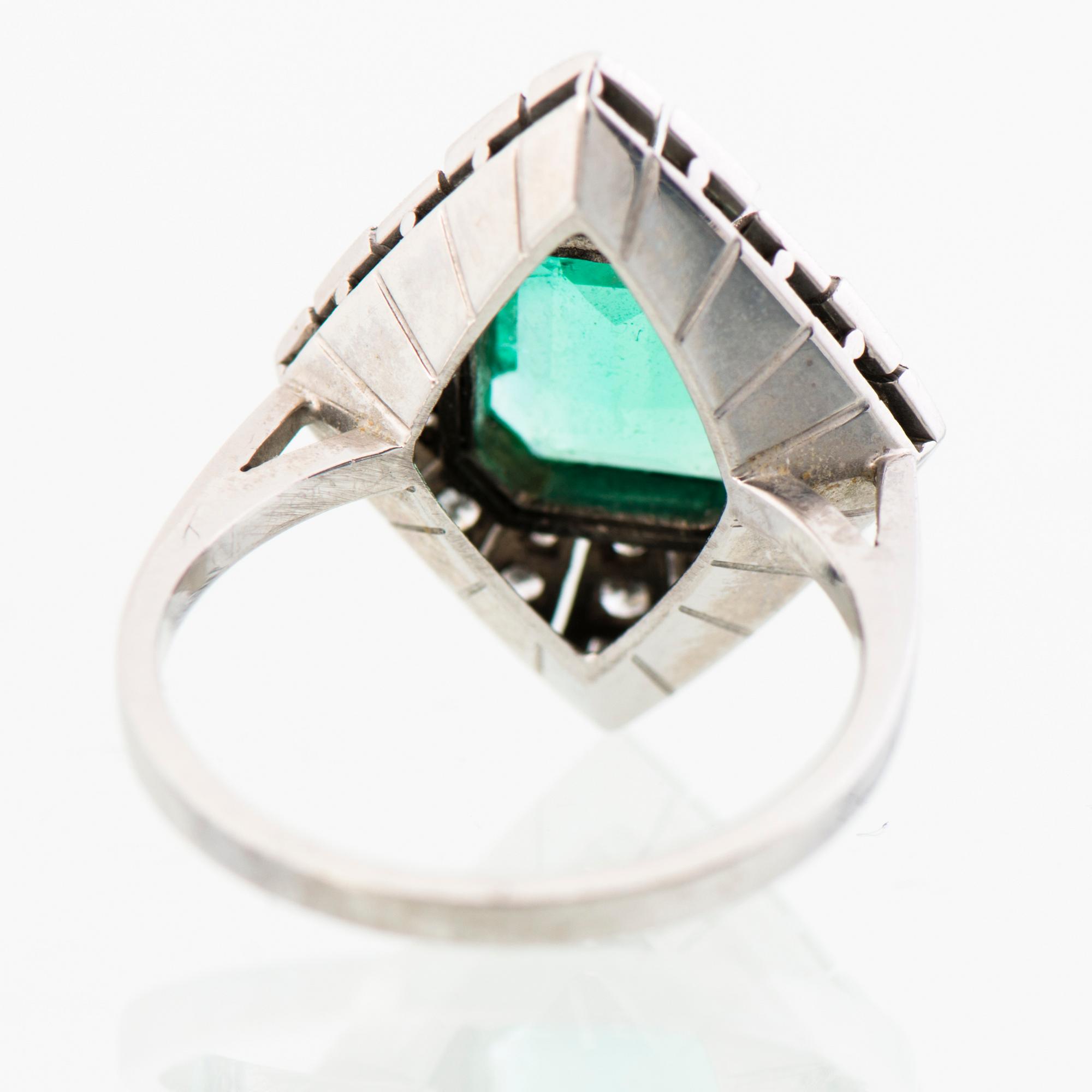 SORMUS, viistehiottu smaragdi, 8/8-hiotut timantit. A. Tillander, Helsinki 1976.