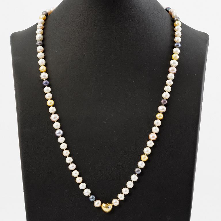 Ole Lynggaard clasp in 18K gold with a round brilliant-cut diamond and a necklace of cultured freshwater pearls.
