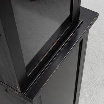 Vitrinskåp, Newport, samtida.