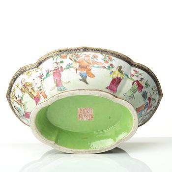 A famille rose serving dish, Qing dynasty, circa 1900.