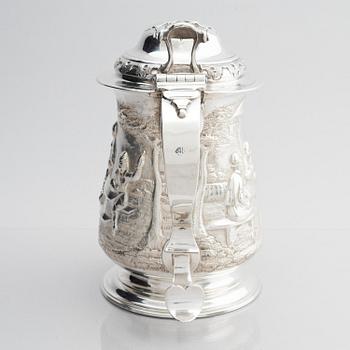 Richard Gurney & Co, dryckeskanna/presentationstrofé med lock, silver, London 1752.