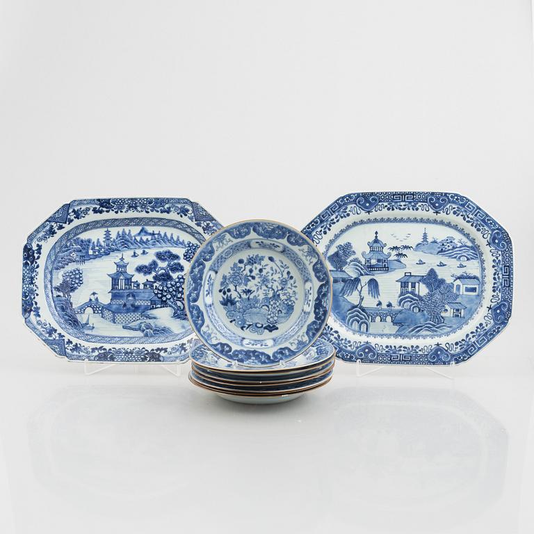 A set of eight Chinese export porcelain plates and two chargers, Qing dynasty, Qianlong (1736-95).