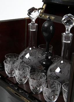 SCHATULL med GLAS, 11 st, samt KARAFFER, 2 st, 1800/1900-tal.