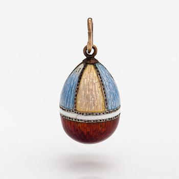 An egg shaped pendant made of 14K gold, silver and enamel. Russia, early 20th century.