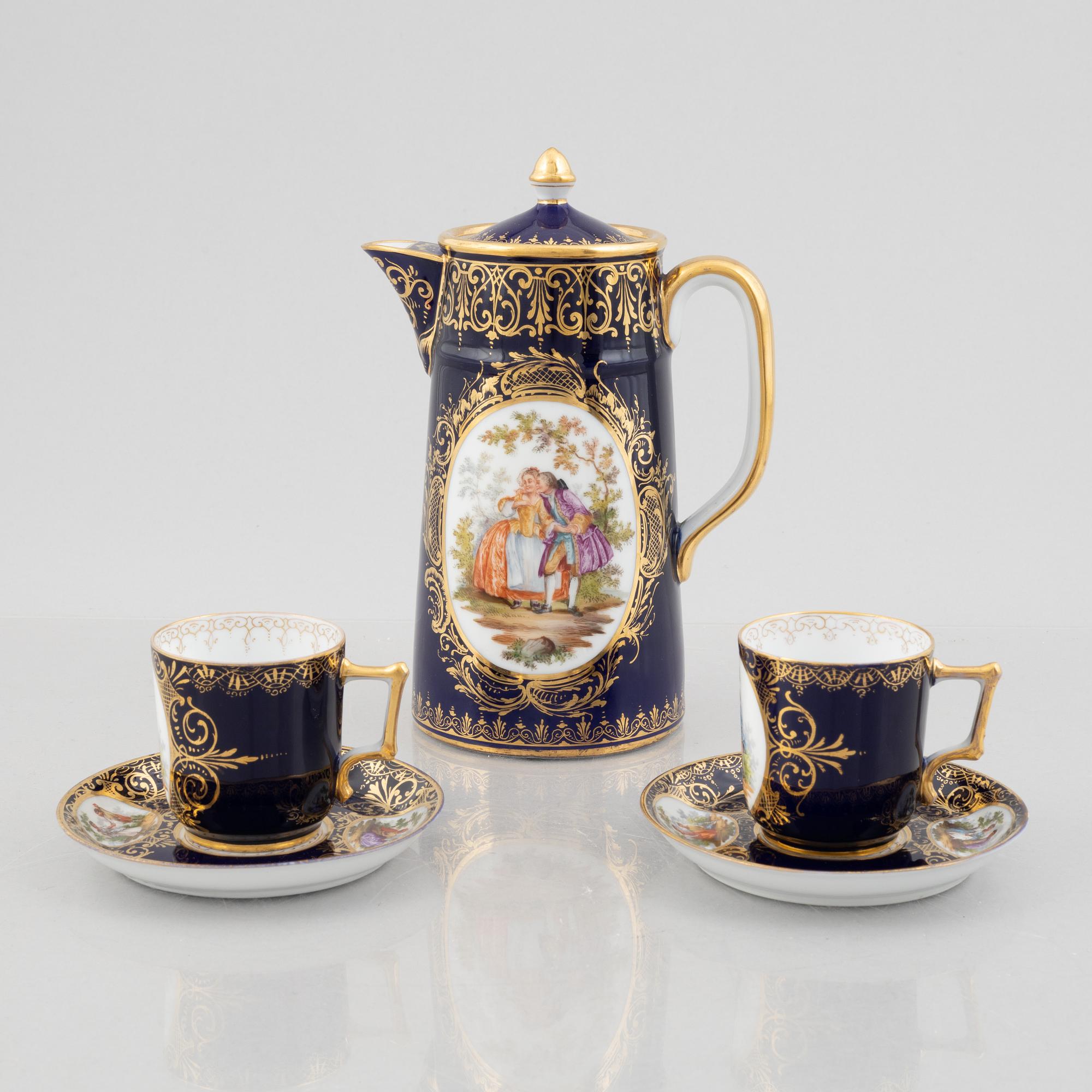 A porcelain coffee pot with a pair of cups with saucers, second half of the 19th century.