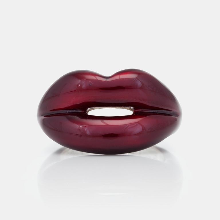 A Solange Azagury-Partridge "Hotlips" ring in black cherry red lacquer.