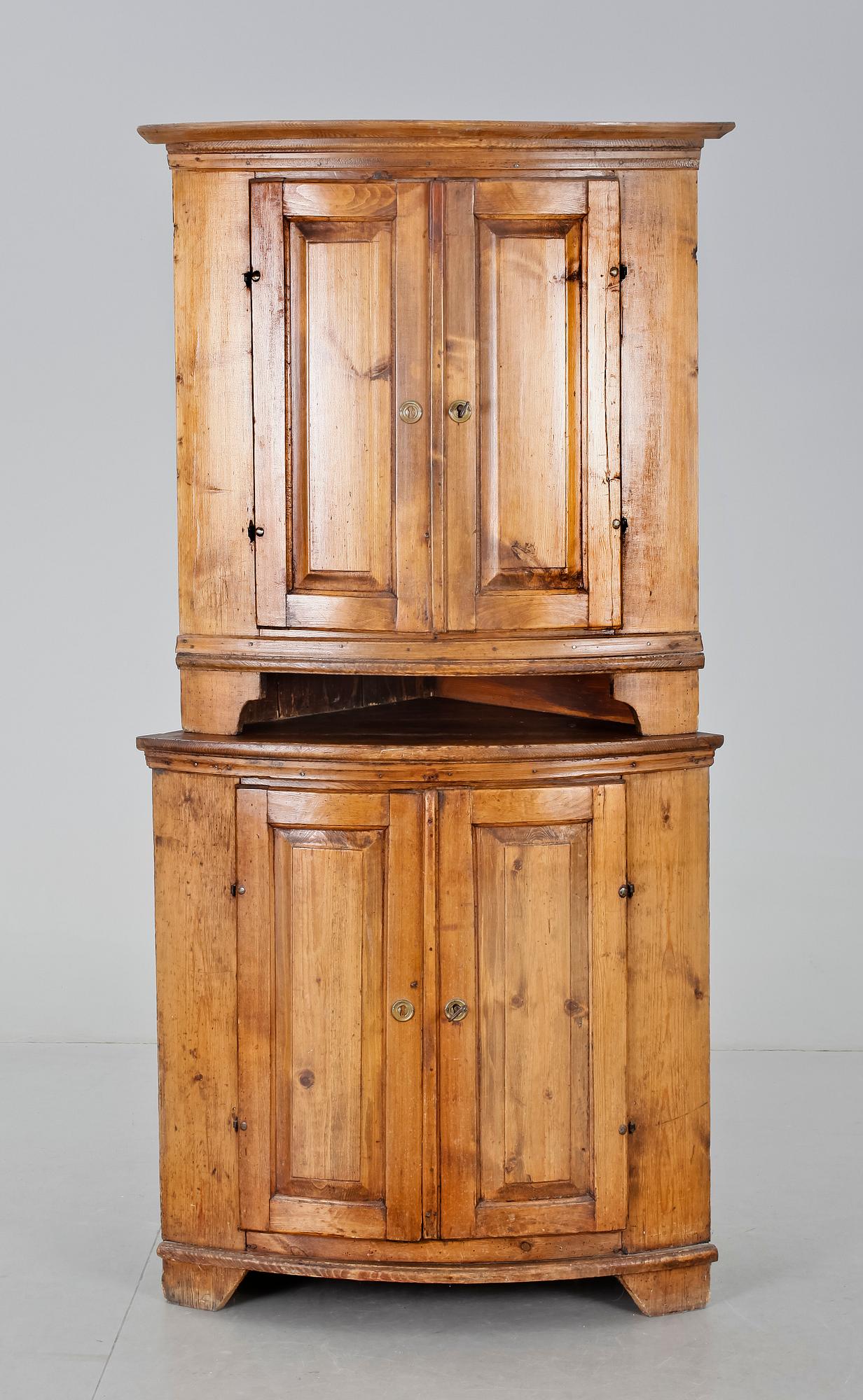 HÖRNSKÅP, allmoge,  1800-tal.