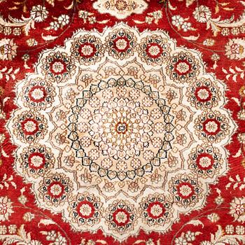 Matta, Orientalisk silke, ca 269 x 182 cm.