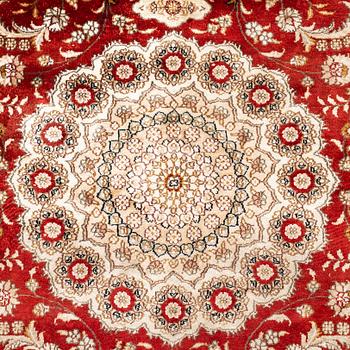 A carpet, Oriental silk, ca 269 x 182 cm.