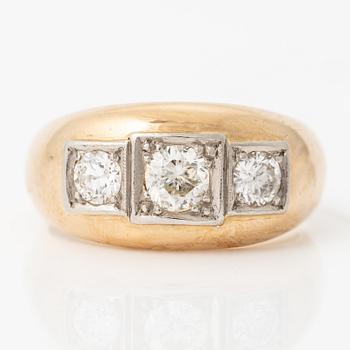 Ring 14K guld med tre runda briljantslipade diamanter.