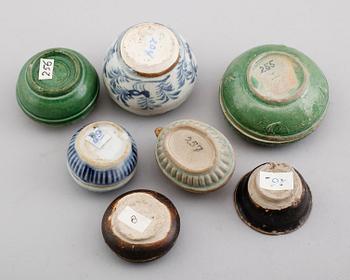 LOCKDOSOR, 6 st samt SKÅL, keramik, stengods, Kina, Ming 1300-/1600-tal.