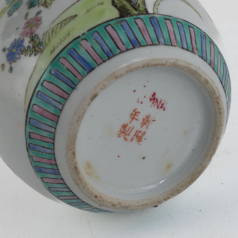 Skålar, 2 st, porslin, kompaniporslin, Kina, Qingdynastin, Qianlong (1736-95) samt bojan, Kina, 1900-talets början.