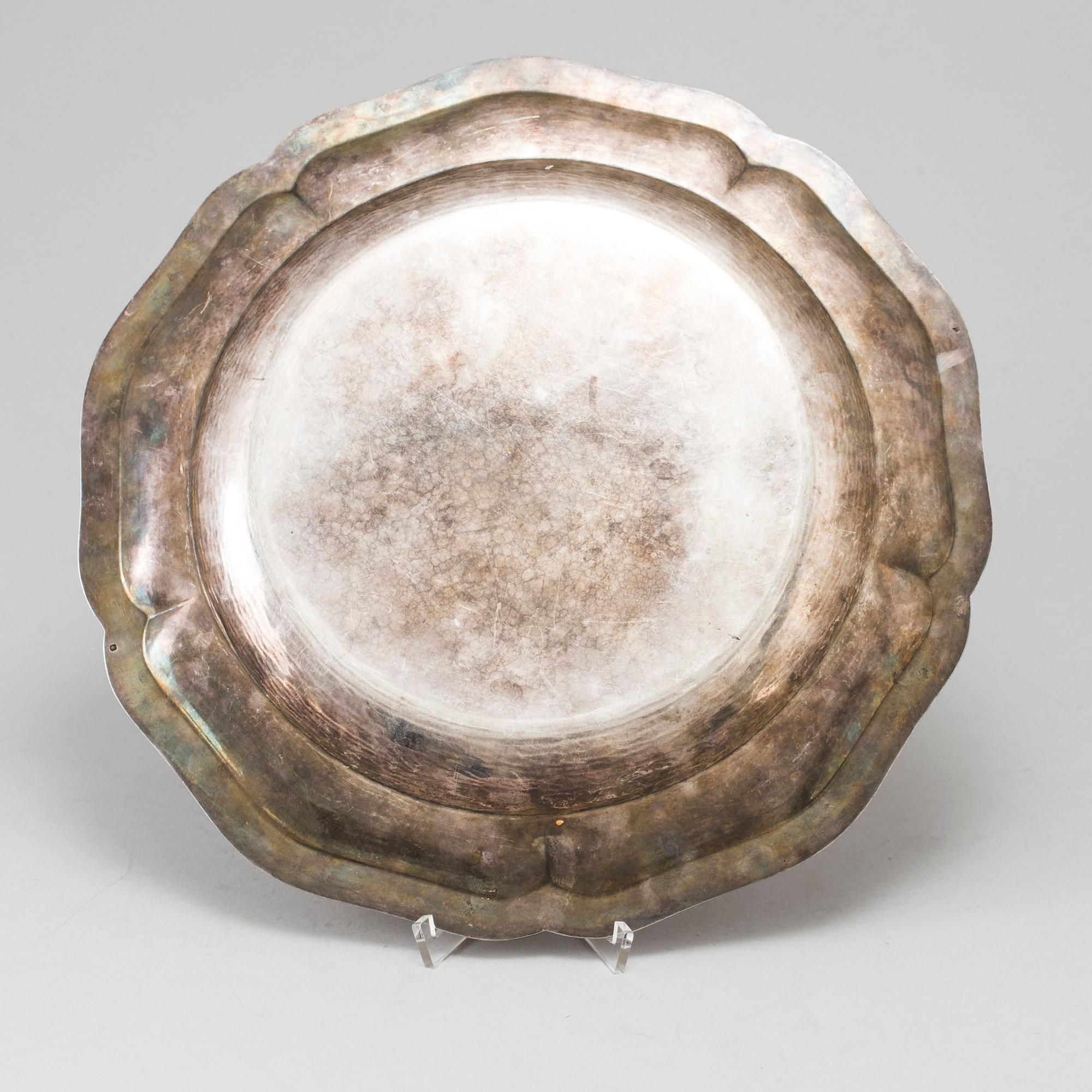 Two silver serving dishes, one marked GAB, Stockholm, Sweden 1944. Total weight 1620 g.