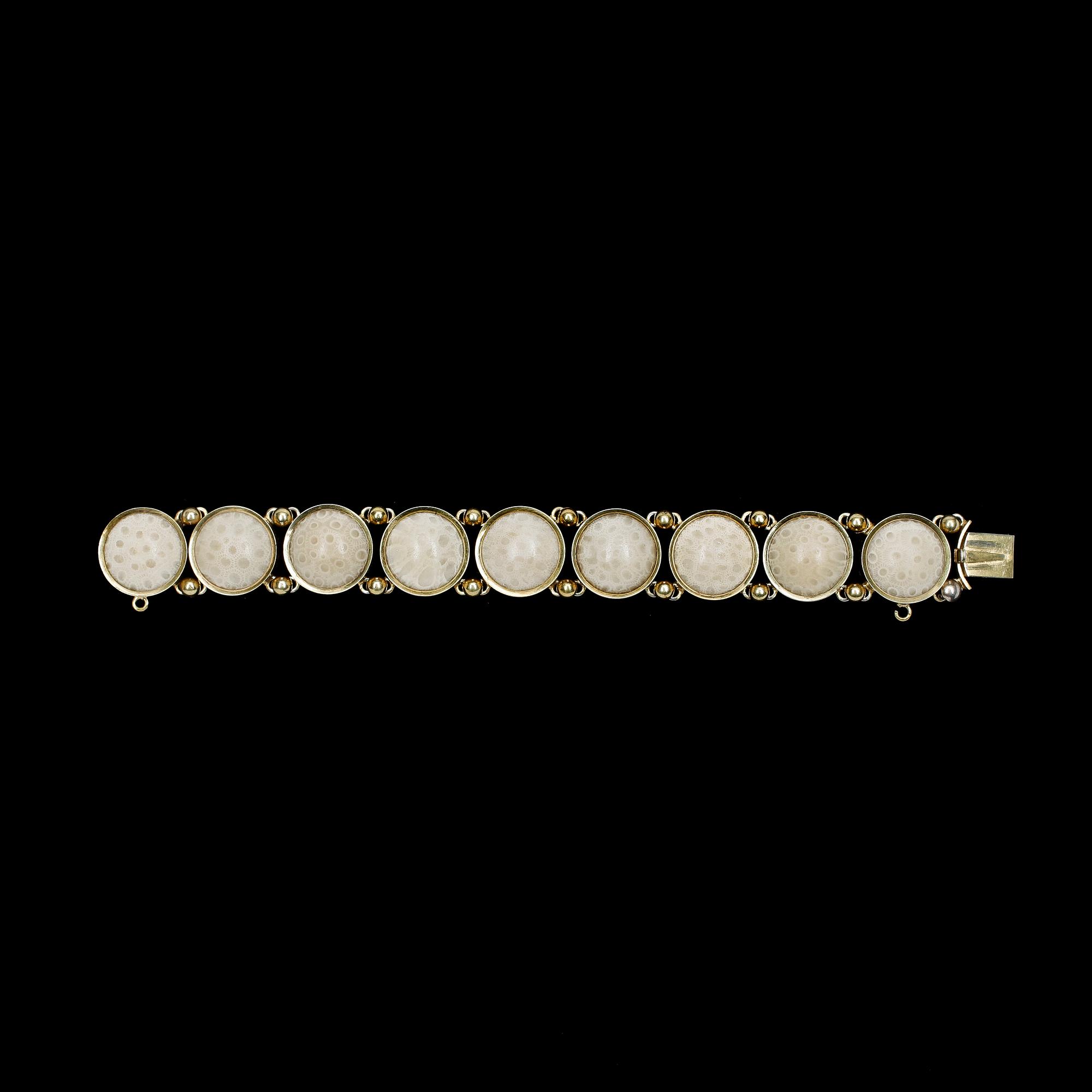 ARMBAND, förgyllt silver och polerad kalksten, Karl Meyer, Stockholm, 1897.