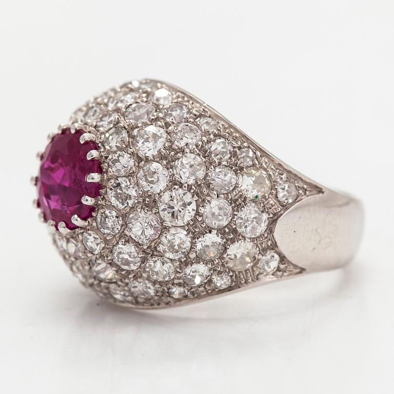 Ring, bombé, 18K vitguld, rubin samt diamanter totalt ca 1.26 ct, CF Carlman, Stockholm 1971.