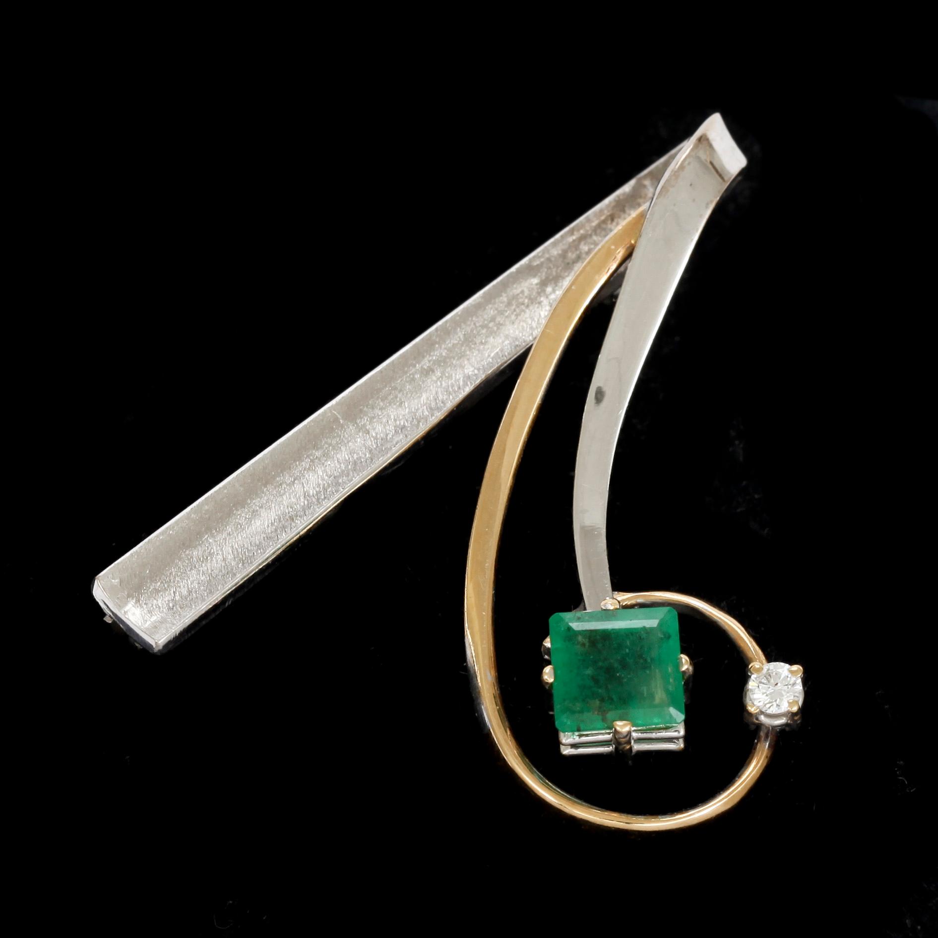 BROSCHER, 2 st. 18 k vitguld, med smaragd och diamant, resp diamant. Vikt tot ca 10 g.