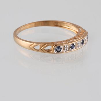 RING, 18K guld med fasettslipade blå safirer samt åttkantslipade diamanter. Vikt 1,9 gram.