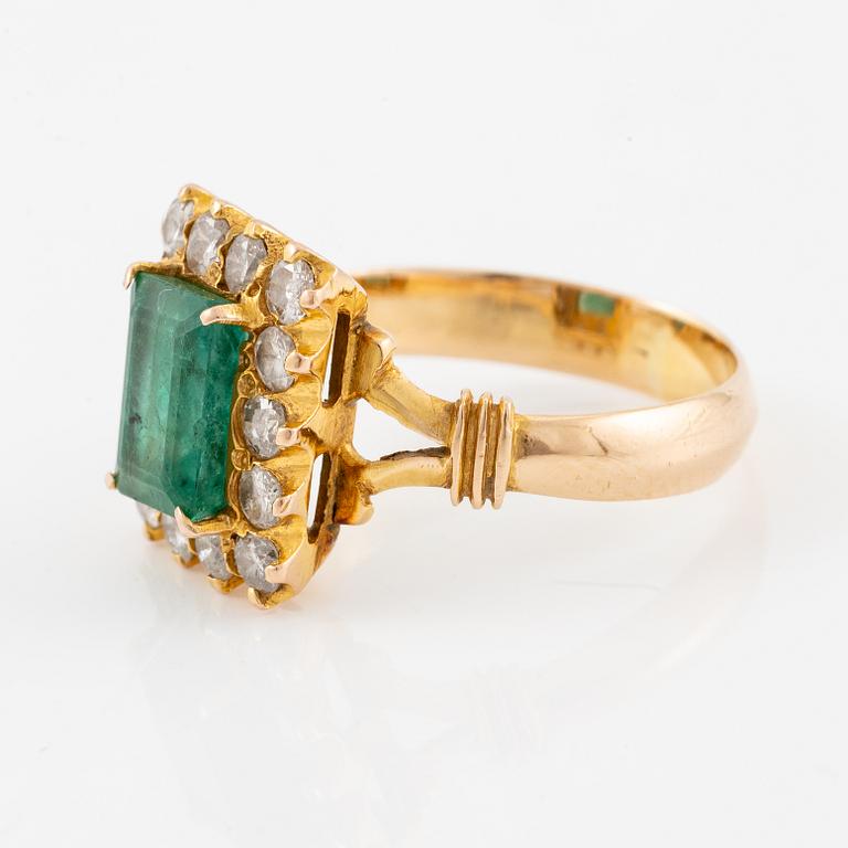 Ring 14K guld med en fasettslipad smaragd och runda briljantslipade diamanter.