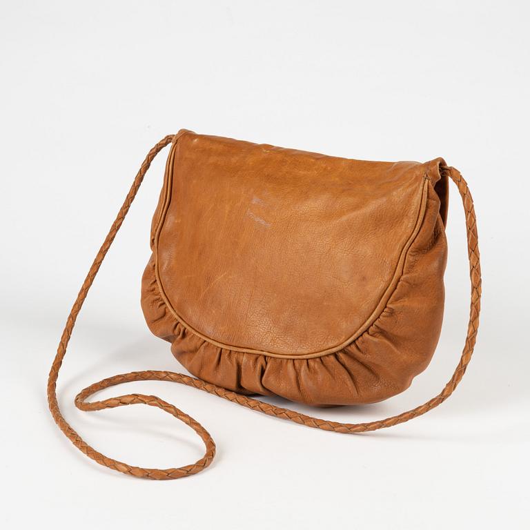 A leather bag by Maj Doris Rimpi.