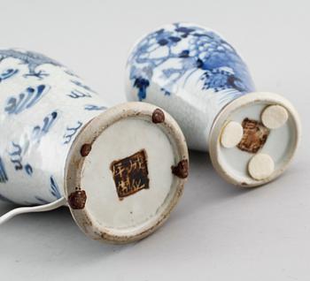 BORDSLAMPA samt VAS, porslin, Kina, 1900-talets första hälft.