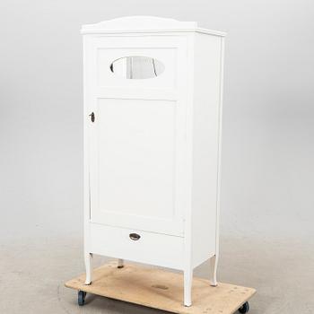 Klädskåp 1900-talets första hälft.