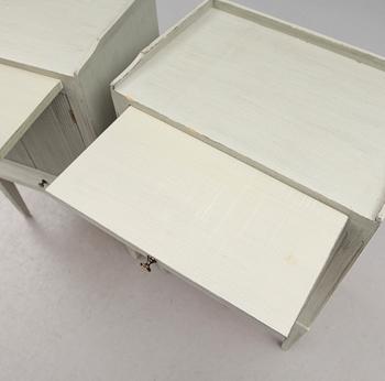 SÄNGBORD, 1 par, gustaviansk stil, 1900-talets andra hälft.