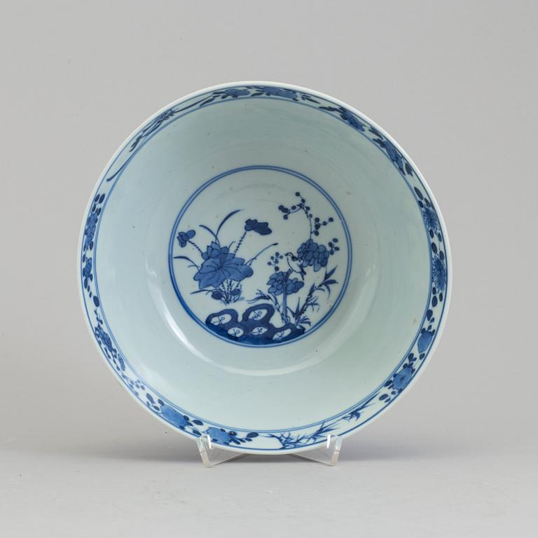 A blue and white porcelain bowl, Qing dynasty, late 19th century.