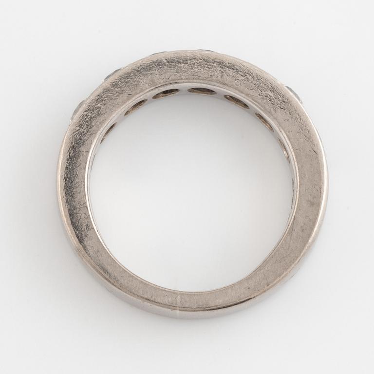 An 18K white gold ring set with round brilliant-cut diamonds.