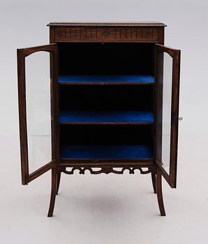 VITRINSKÅP, 1900-talets första hälft.