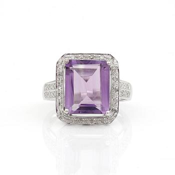 RING, trappslipad ametist, ca 4,35 ct omgiven av små diamanter.