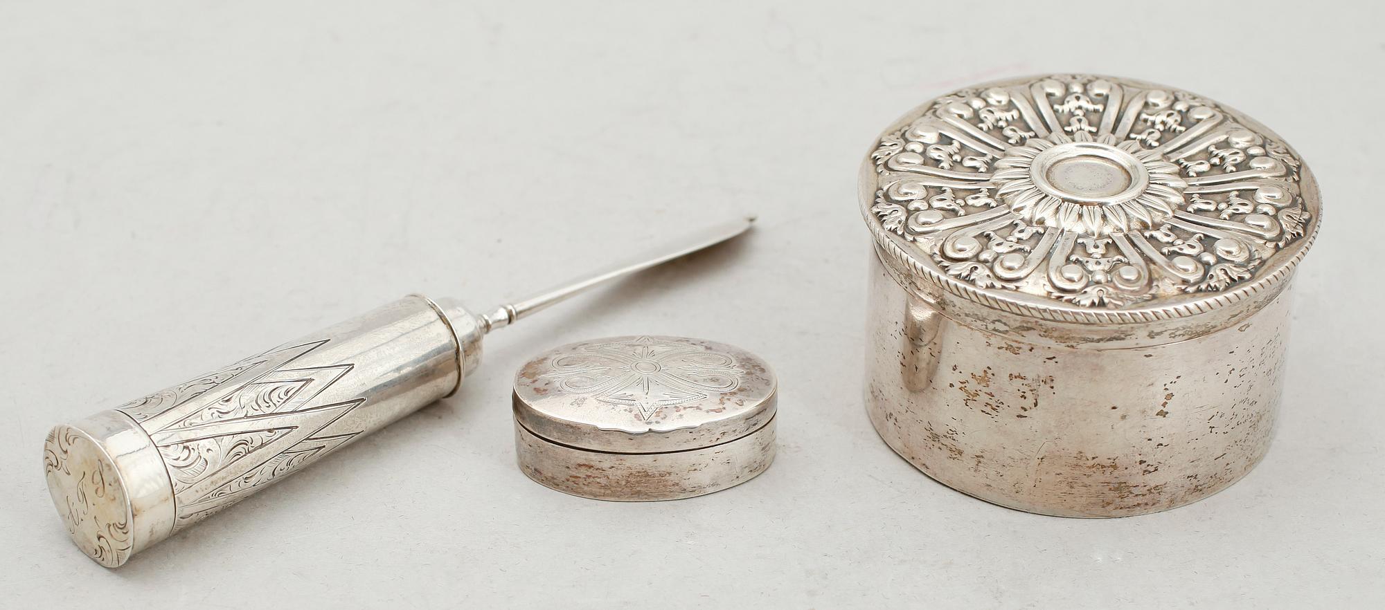 SILVERFÖREMÅL, 3 delar, bla Adolf Zethelius, Stockholm 1835. Total vikt ca 107 g.