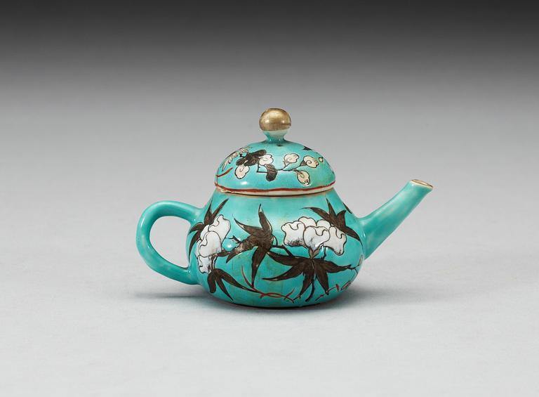 A small pot with cover, late Qing dynasty.