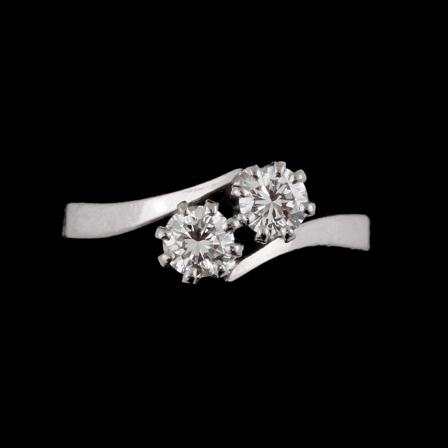 RING, 18k guld med två briljantslipade diamanter, tot 0.62 ct, stämplad MAG, Göteborg, 1981. Vikt 4 g.