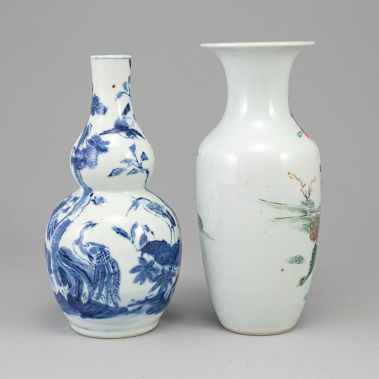 Two porcelain vases, Qing dynasty, 19th century.