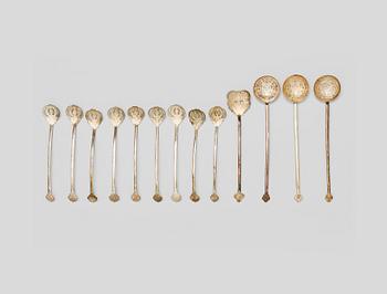 562. A set of openwork silver spoons, late Qing Dynasty (1644-1912).
