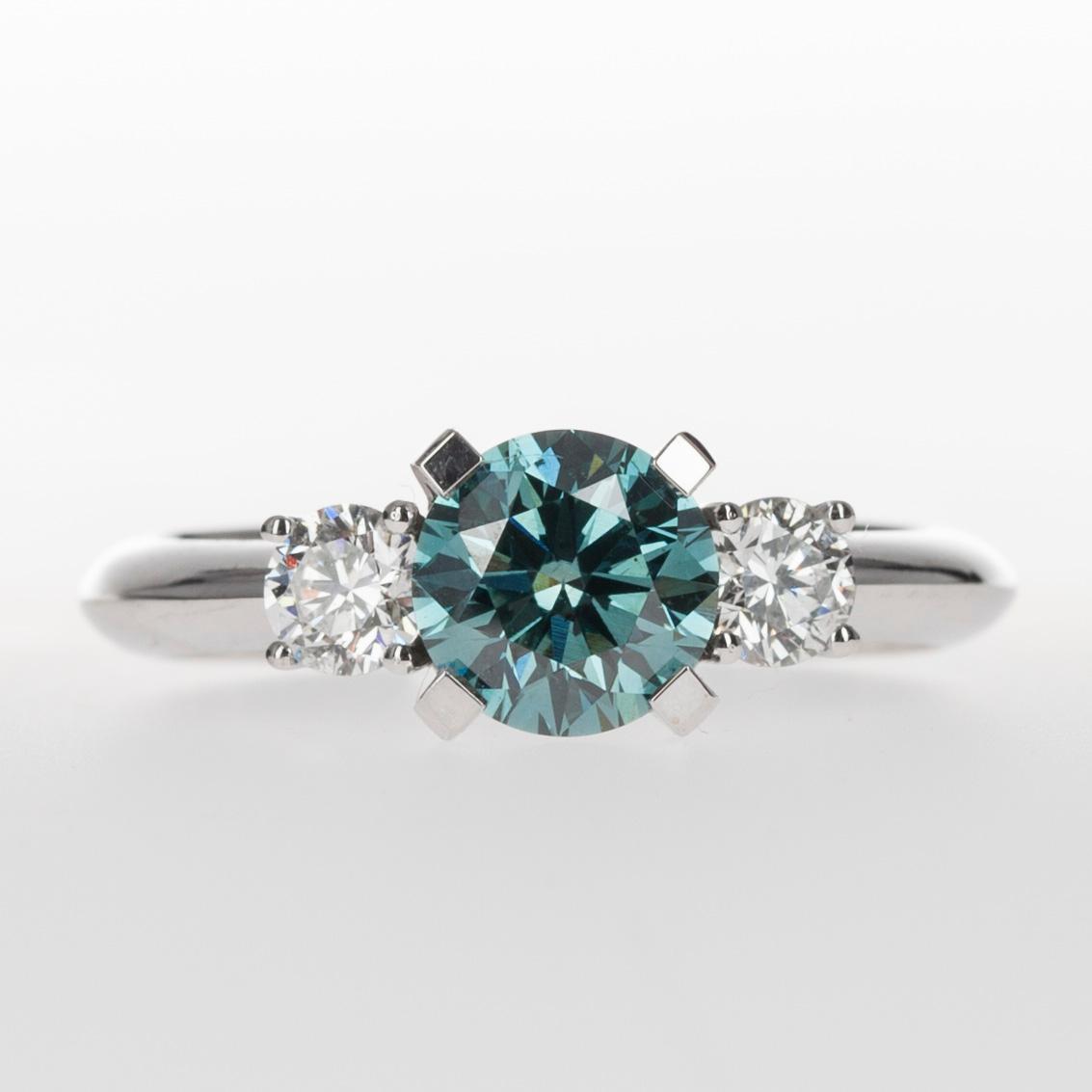 RING, vitguld 14K, briljantslipade diamanter. Mittsten 1,18 ct, 2 sidostenar tot. 0,42 ct. Vikt 3,7 g. Intyg.