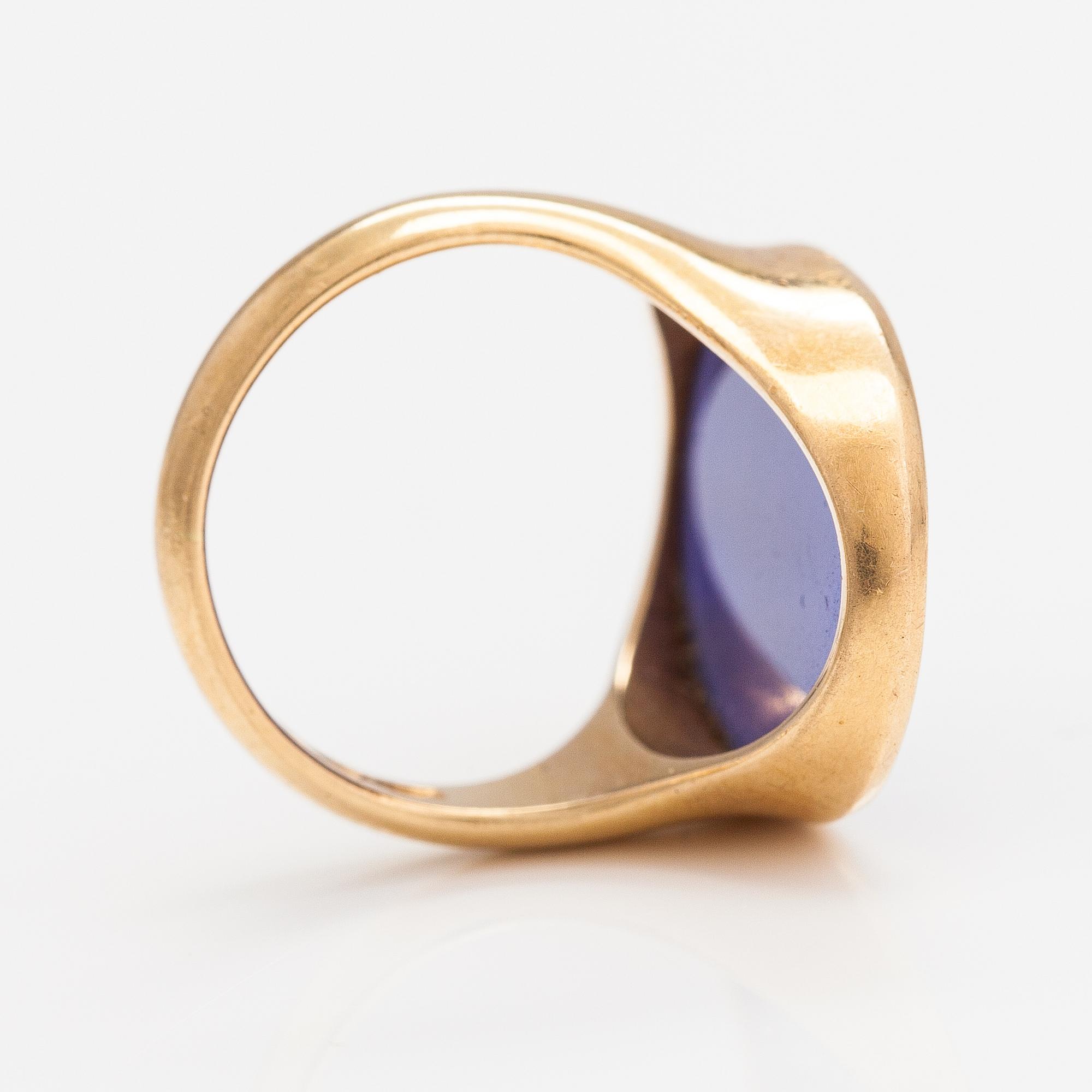 An 18K gold ring with a coloured chalcedony. Kalevi Piirainen, Helsinki 1980.