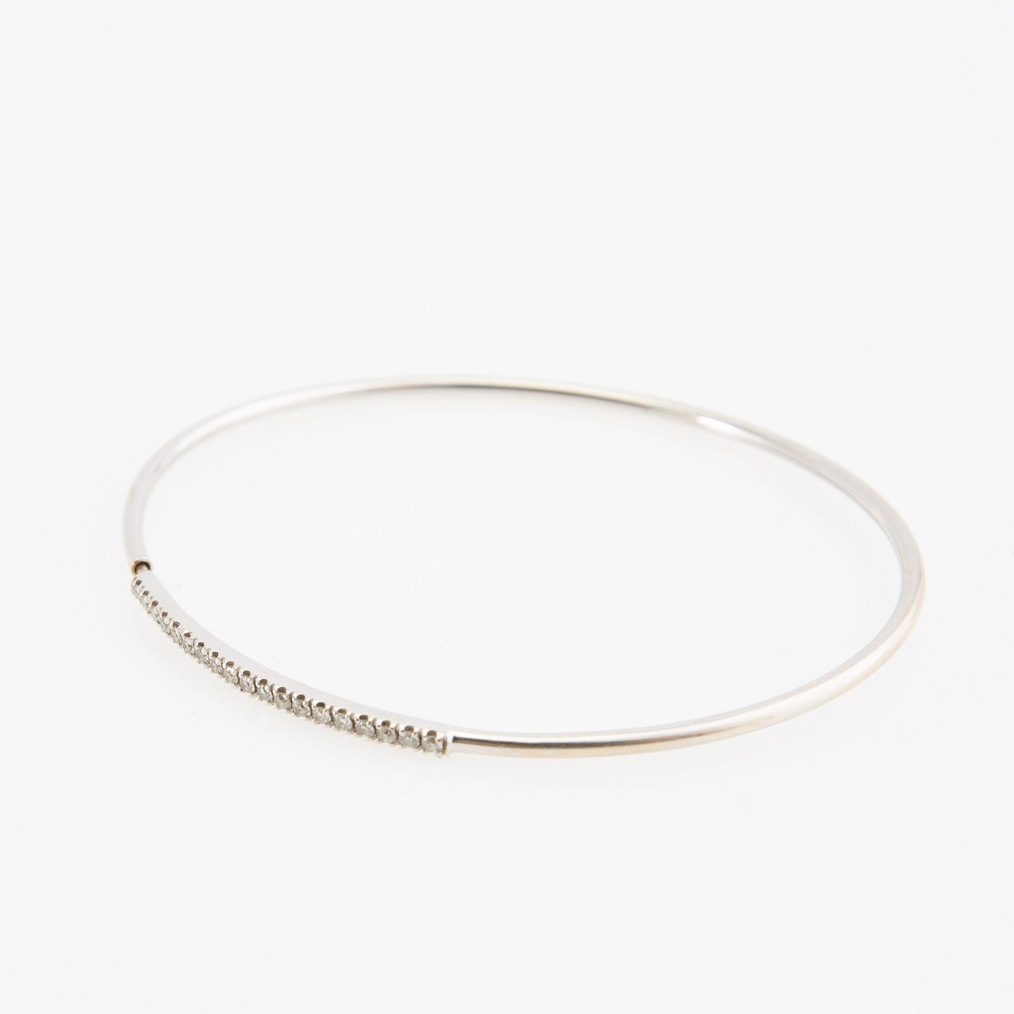 Armring, 18K vitguld med runda briljantslipade diamanter.
