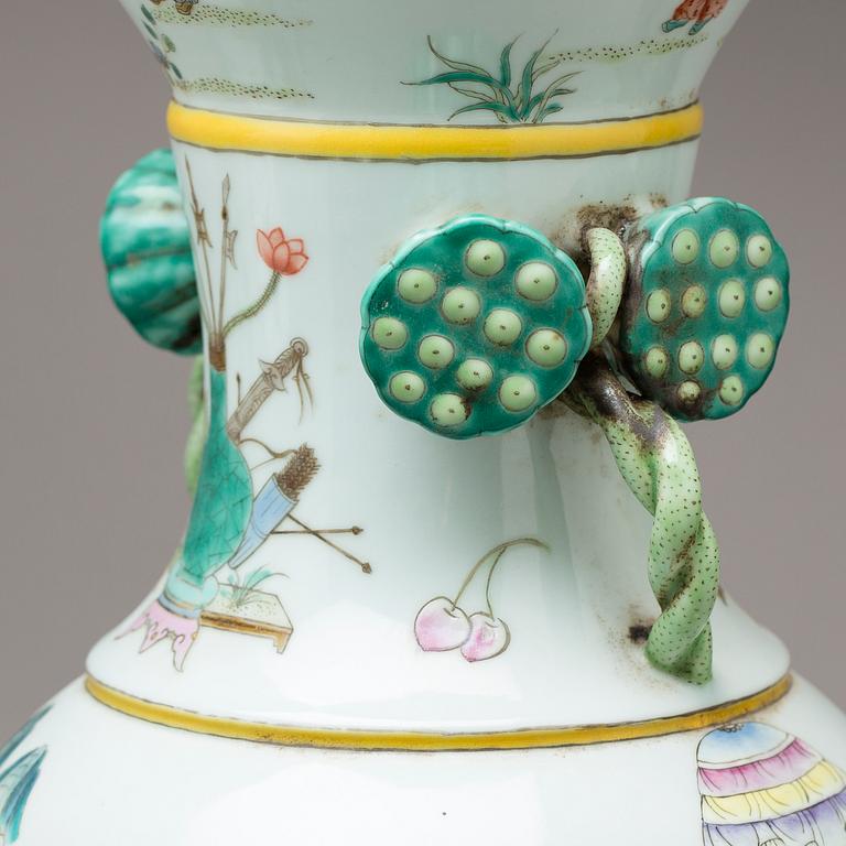 A PAIR OF CHINESE  PORSELINE FLOOR VASE, 20TH CENTURY.