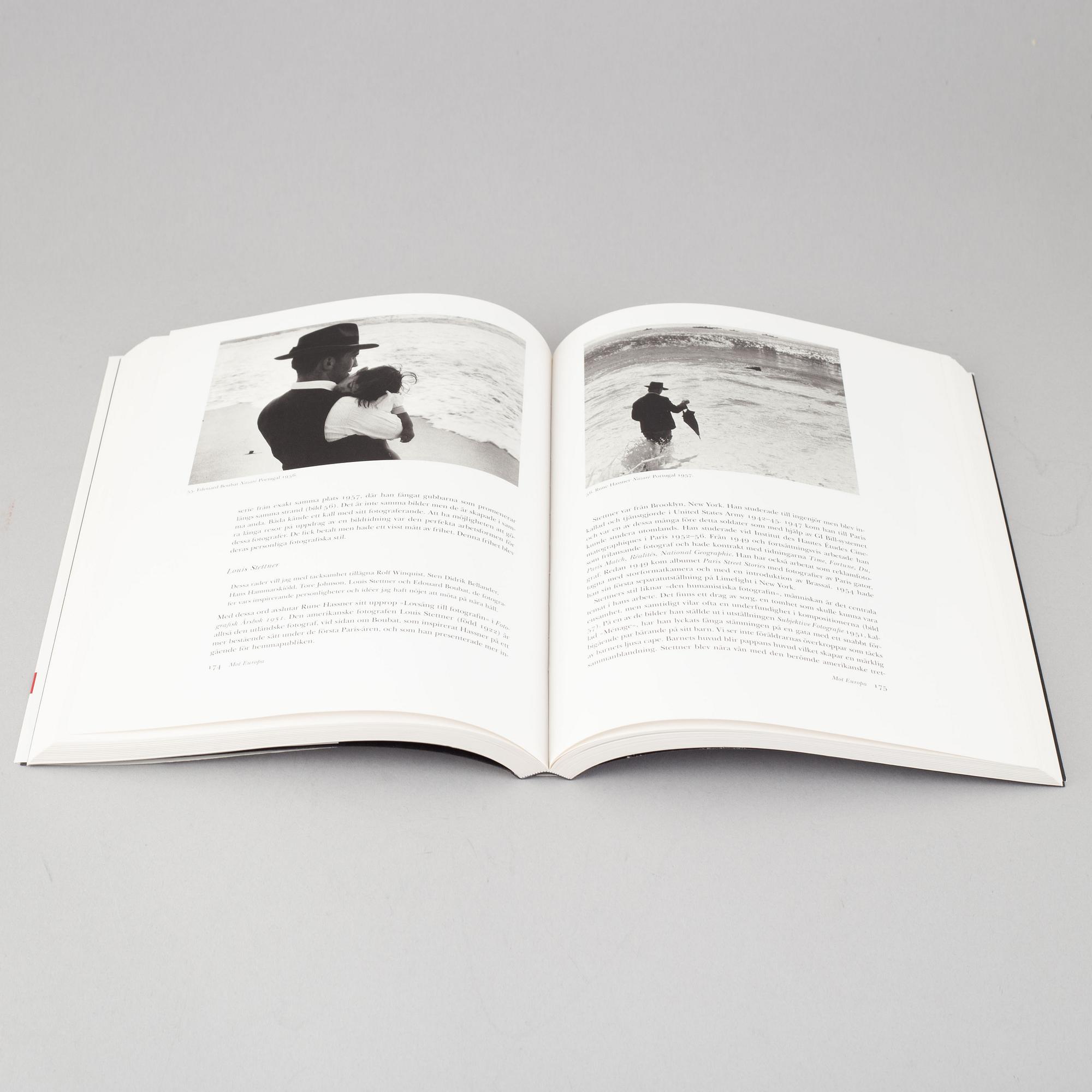 Tiofoto, 2 böcker samt 4 kataloger, några med dedikation.