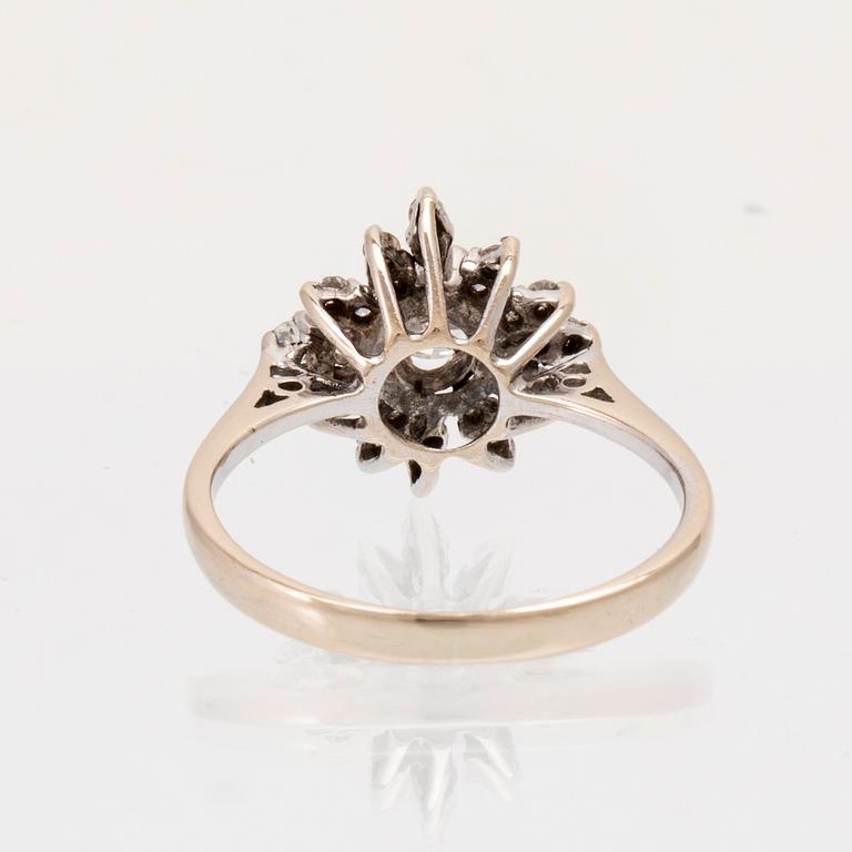 Ring 18K vitguld med rund briljantslipad samt runda enkelslipade diamanter.