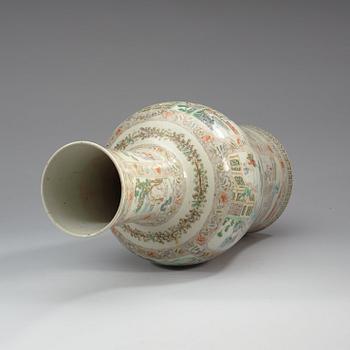 A famille verte vase, late Qing dynasty (1644-1912).