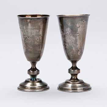 BÄGARE, 2 st, silver, Ryssland, ca. 1900. Tot vikt 50,5 g.
