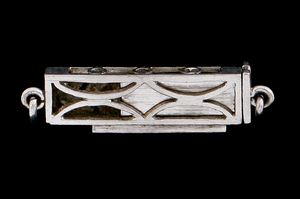 LÅS, 14 k vitguld, åttkantslipade diamanter. Vikt ca 2,1 g.