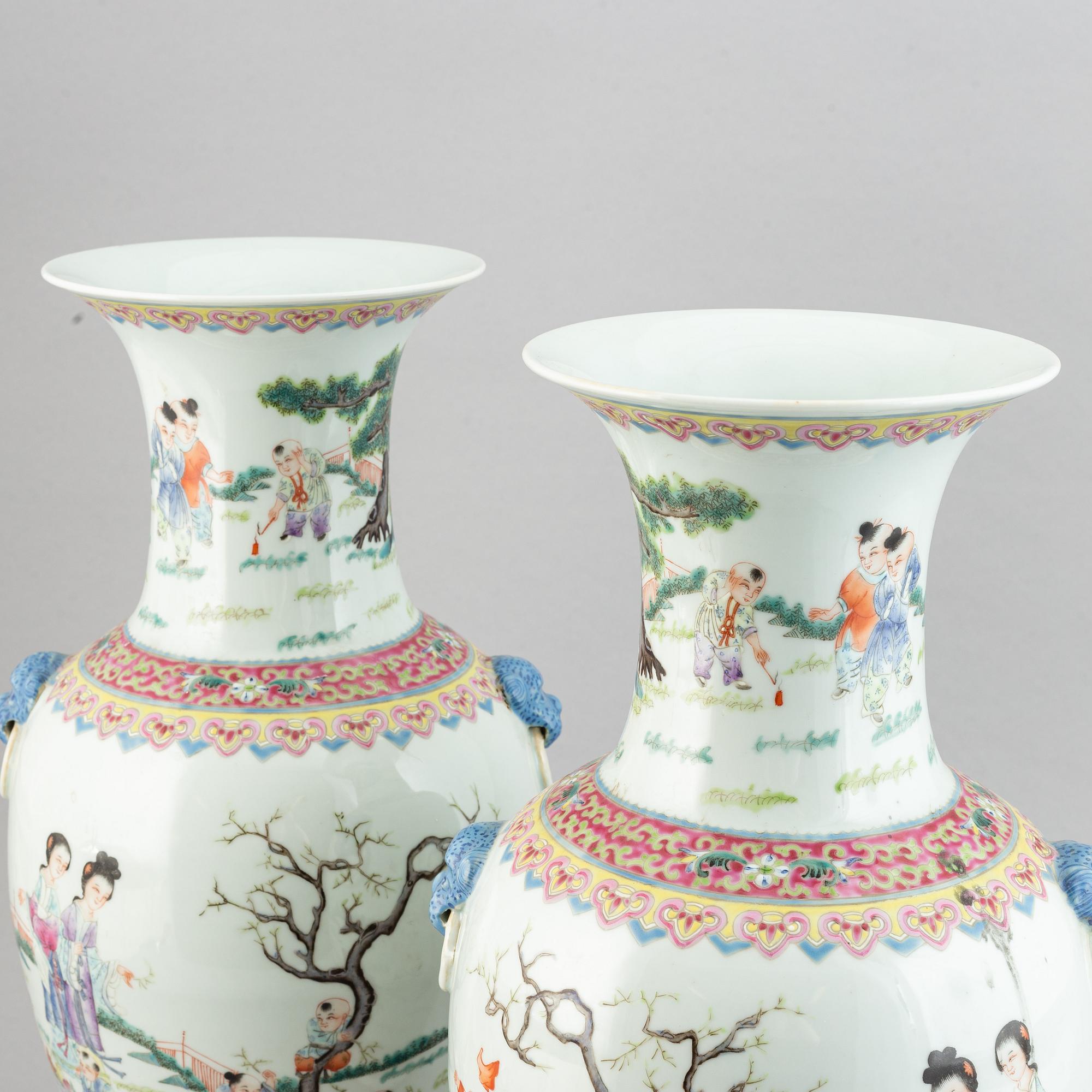 A pair of Chinese vases, second half of the 20th Century.