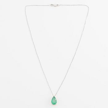 Pendant with chain. 18K gold and white gold with a drop-shaped emerald.