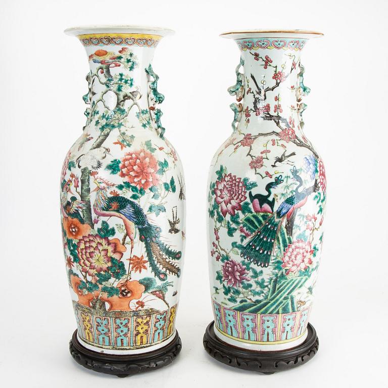 A pair of famille rose vases, late Qing dynasty, circa 1900.
